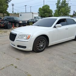 2014 Chrysler 300 RWD Parts Car Runs Tie Rod Bent COLD AC Let Me Know What Parts You Need 