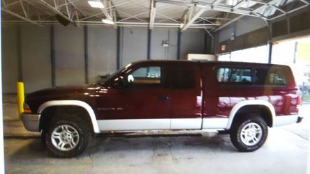 2092 Dodge Dakota 2dr Club Cab SLT Plus 4WD SB
