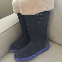 New Youth Girls Size 5 Tall UGG Boots
