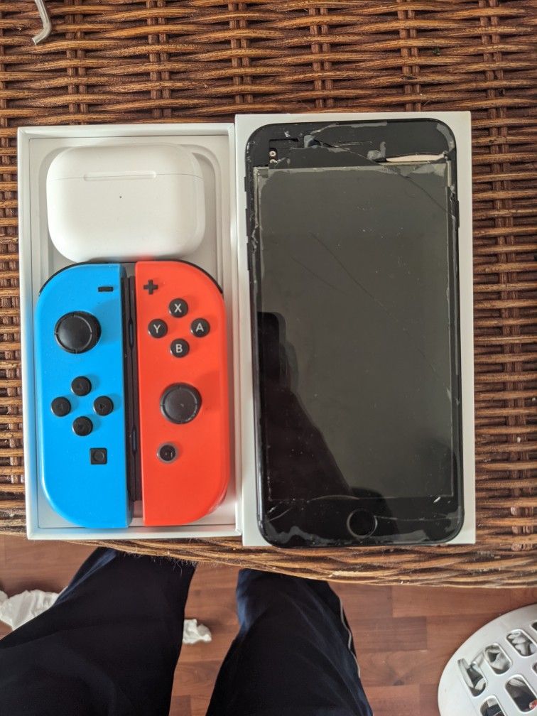 iPhone 7plus, 1stgen Airpod Case And Switch Controls