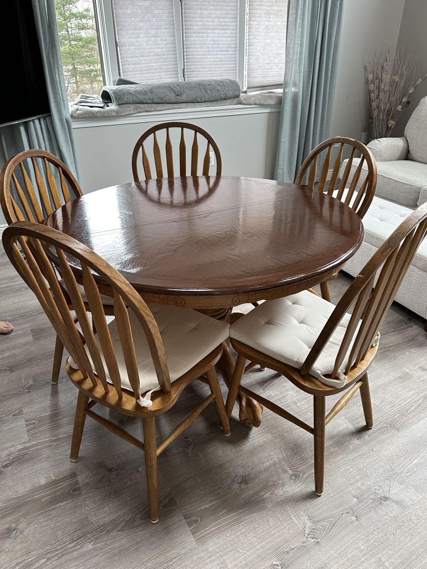 Round kitchen Table with Extension and 6 Chairs