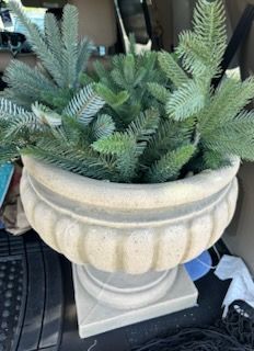 Beautiful garden pot planter 18x18x18 apx 12 pounds
