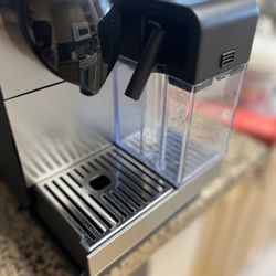 Nespresso Delonghi Lattissima EN520SL Espresso Coffee Maker