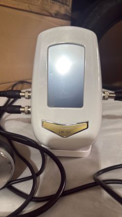 The LW-101 is a 3-in-1 home-use beauty device that combines 40KHz ultrasonic cavitation, radio frequency (RF), and microcurrent to target stubborn fat