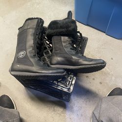 Women’s size 7, all black Timberland boot