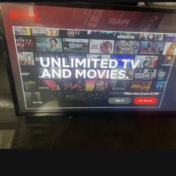 32 Smart TV Vizio W Wall Hanger Excellent Condition