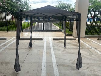 Canopy shelter decor style with ajustable heights in very good condition 6,5 by 6.5 feet wide ajustable heights ready to instal $80
