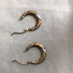 Gold Earring Three Gold. Aretes Tres Oros. 