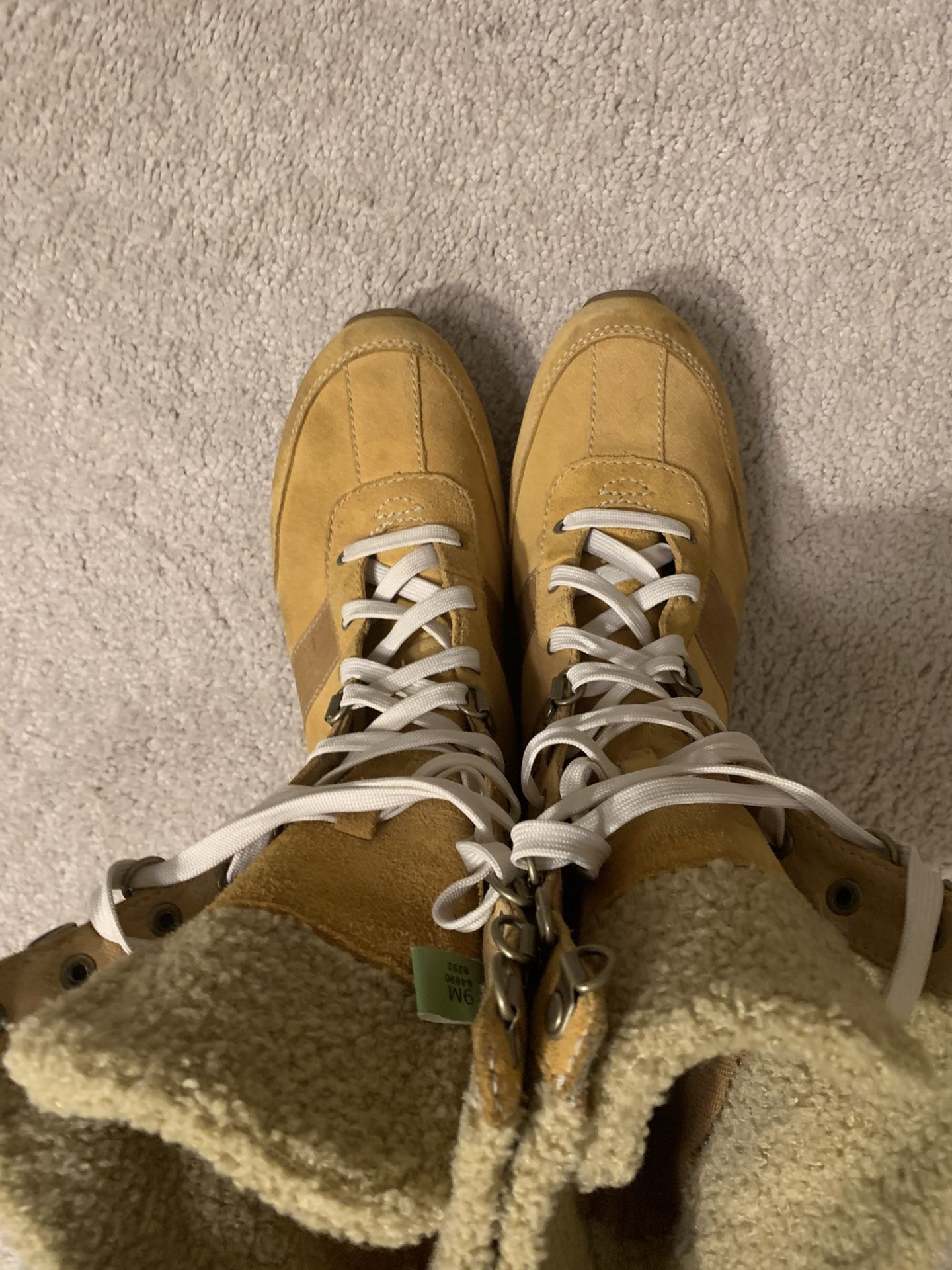 Timberland Boot (Women’s Size 9M)
