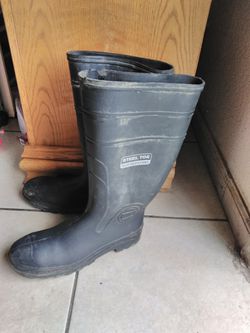 Slip resistant rubber boots