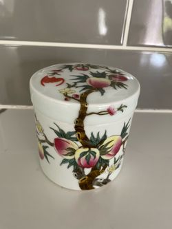 Chinese porcelain lidded box