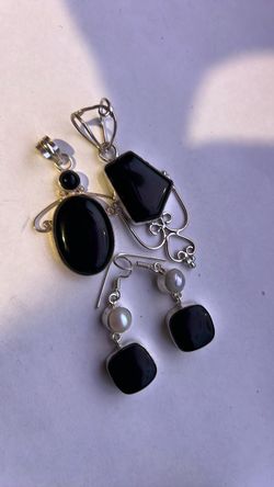 Earring and pendant set containing 2 pearls and 4 black onyx beads.