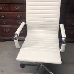 Flexible desk chair