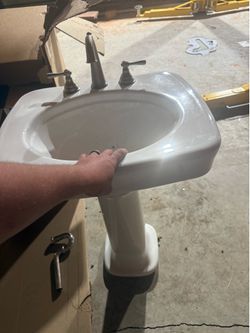 Pedestal sink