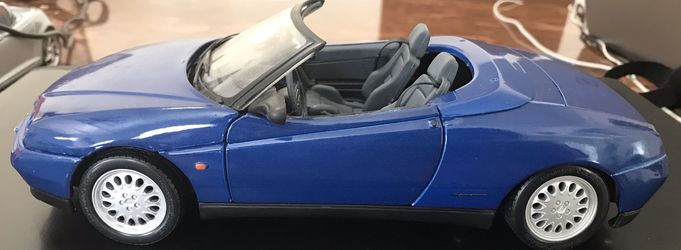 Maisto 1995 Alfa Romeo Spider Blue