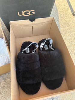 UGG SLIPPERS BLACK