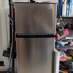 VISSANI 7 Cu ft Fridge