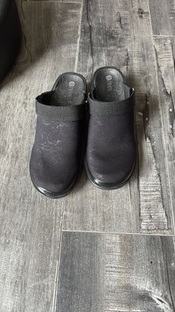 BZees Clogs Black