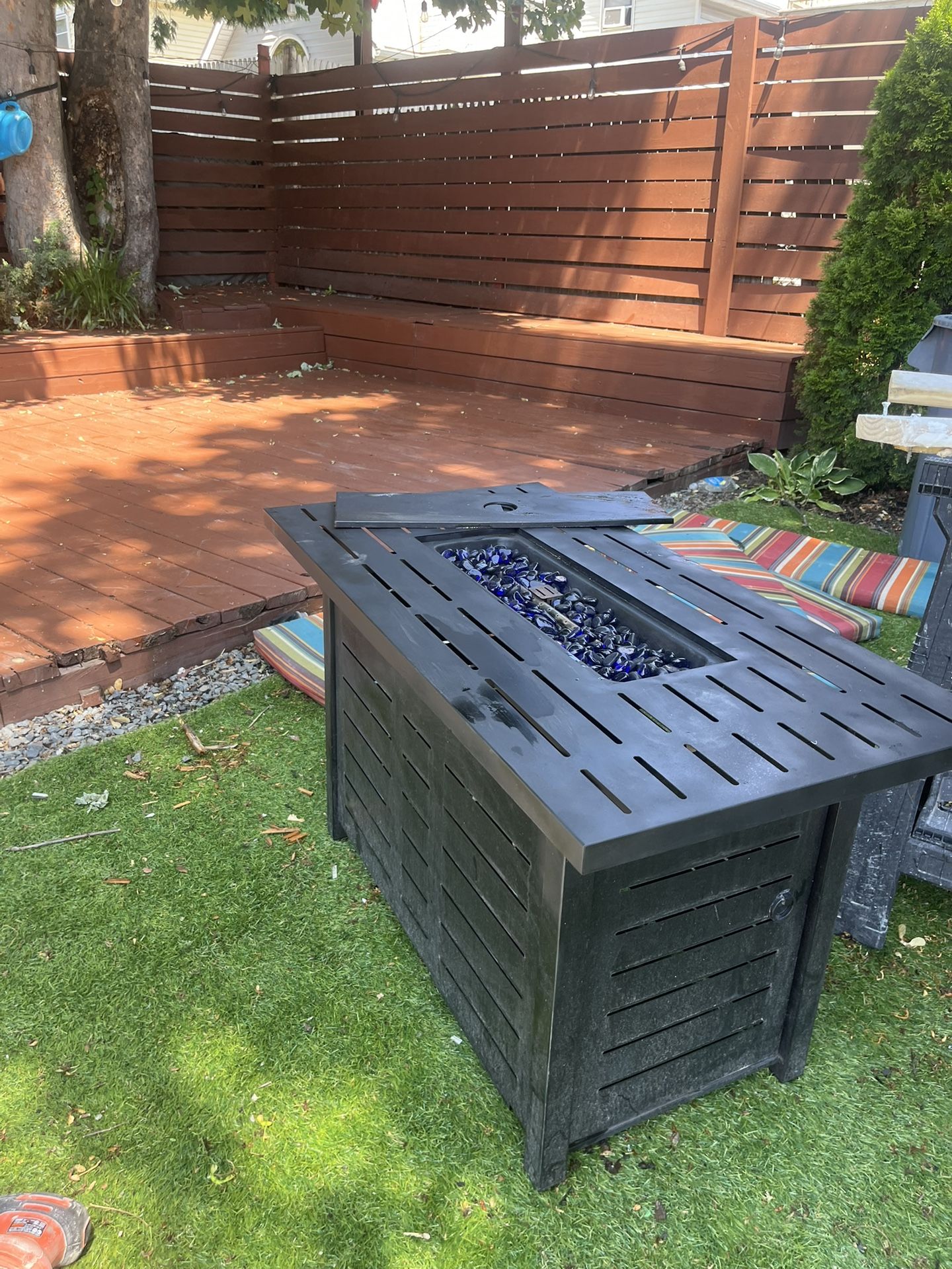 EXCELLENT CONDITION** Propane Fire Pit Table With Gas tank