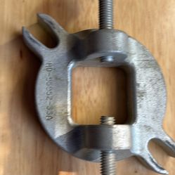 Harley Davidson Tool Secures Con rod While Working on  wrist pins 