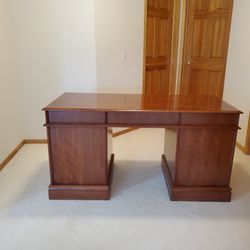 Like New Solid Wood 7  Drawer Desk