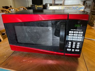 Hamilton Beach Red 900W Microwave