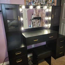 Medium Vanity with Lightbulbs