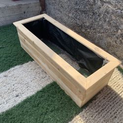 Raised Garden Bed / Planter Box
