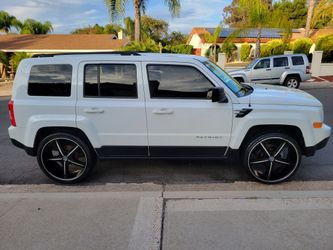 (14) Jeep Patriot, Low Miles, Clean Title, Smogged, 4 Cylinder, 22"rims, Touchscreen Ipod TV, Backup Camera, No Issues Or Problems