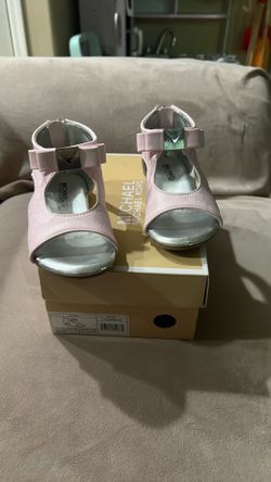 Toddle pink Micheal Kors sandals with a bowl size 9