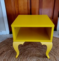 Adorable Sidetable!