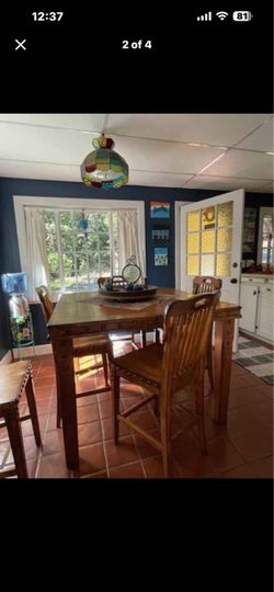 Dinning set with studs bar hight leaf is under table
