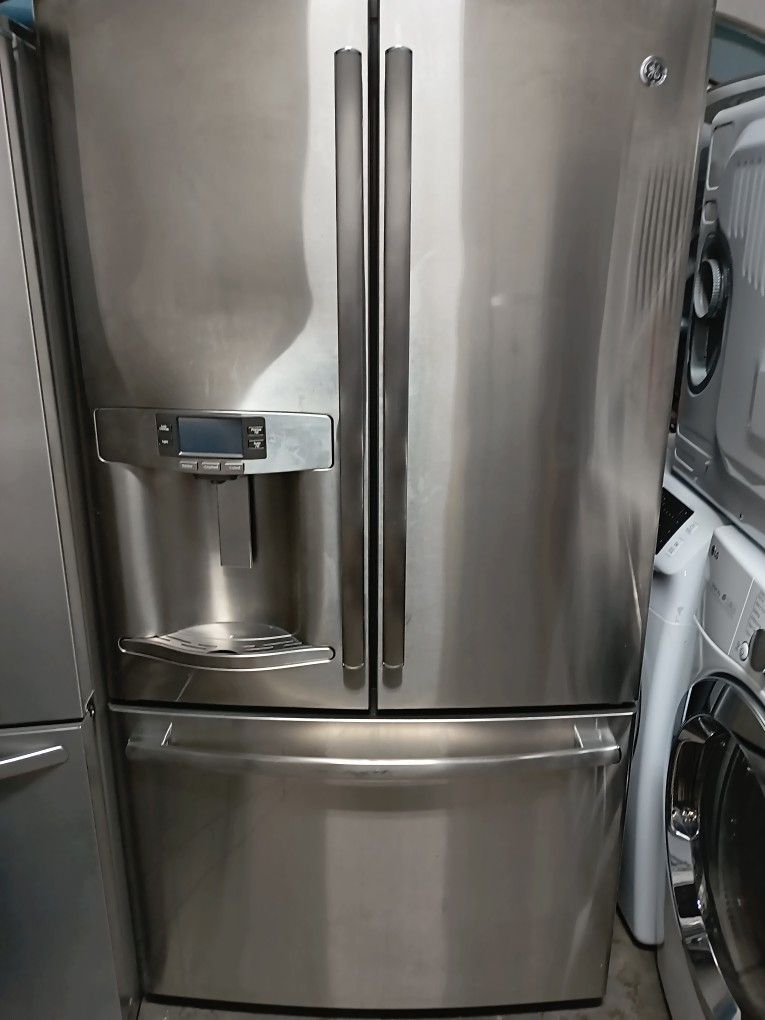 G E Refrigerator 36w 28d 69h