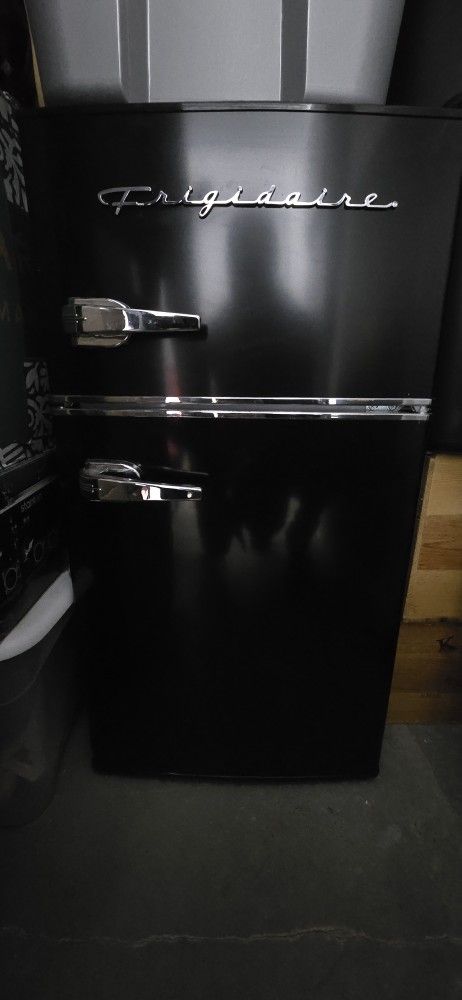 Frigidaire Retro Black Mini Fridge