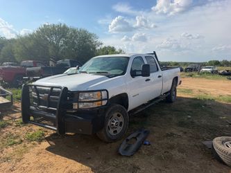 2013 Chevy HD 2500 full part out diesel good parts
