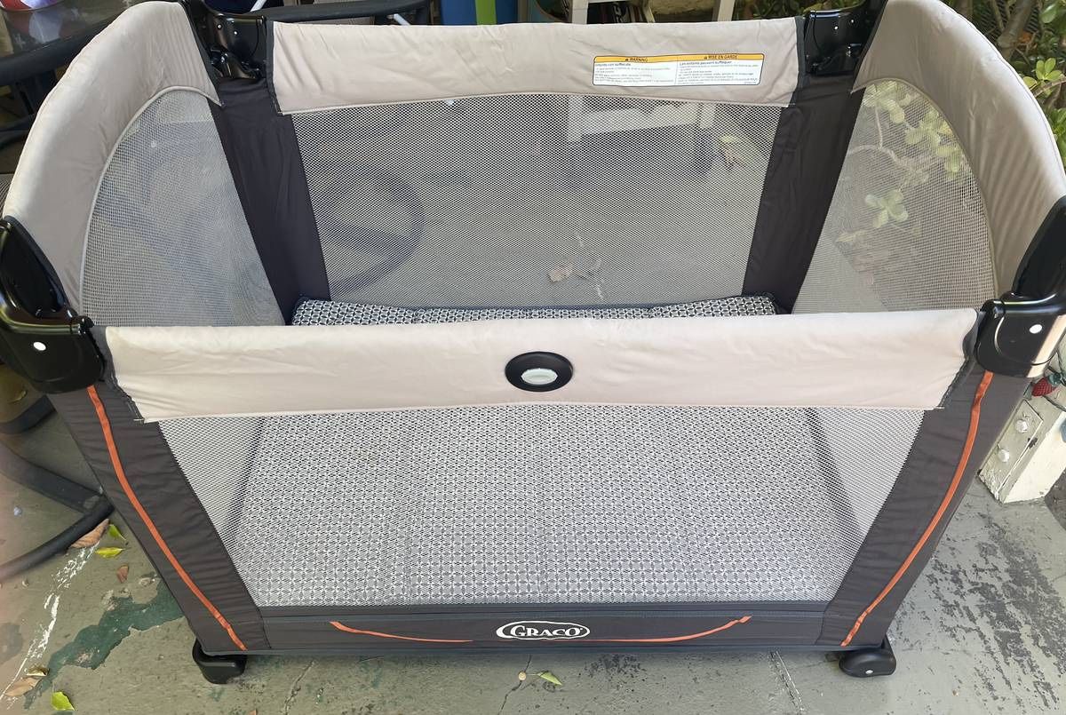Graco Pack and Play (Pack 'n play)portable crib/playpen playard lk NEW