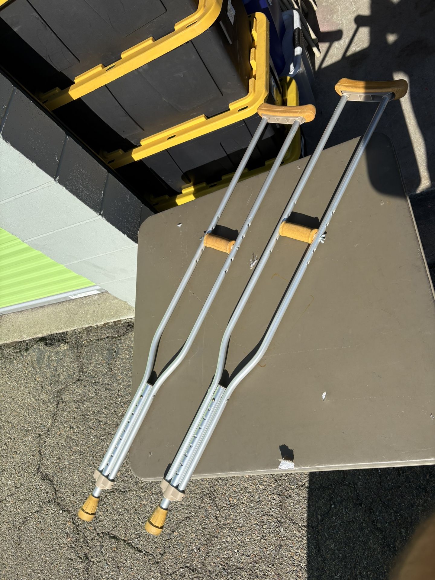 Crutches (Adjustable Height)
