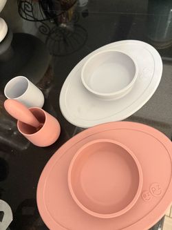 2 ezpz bowls and cups and 1 spoon