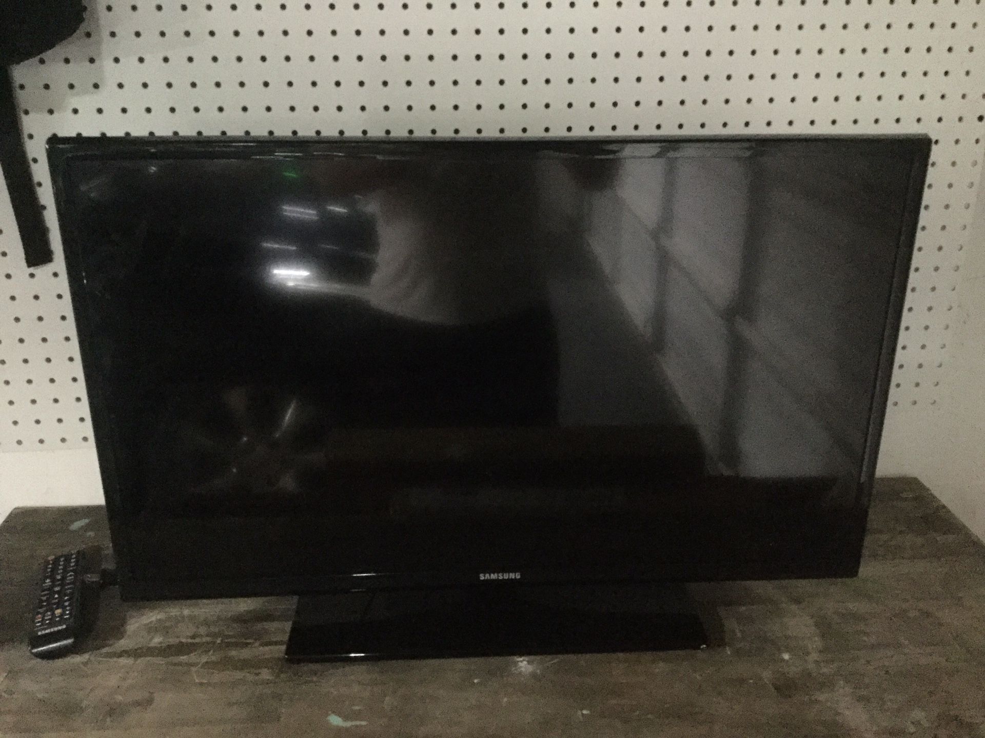 32 in samsung with DVD player and wall mount