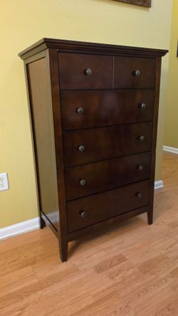 Clean and Nice Brown 5-Drawer Tall Dresser.
