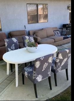 Nice Outdoor Patio Table Set with Chairs  Comes with umbrella