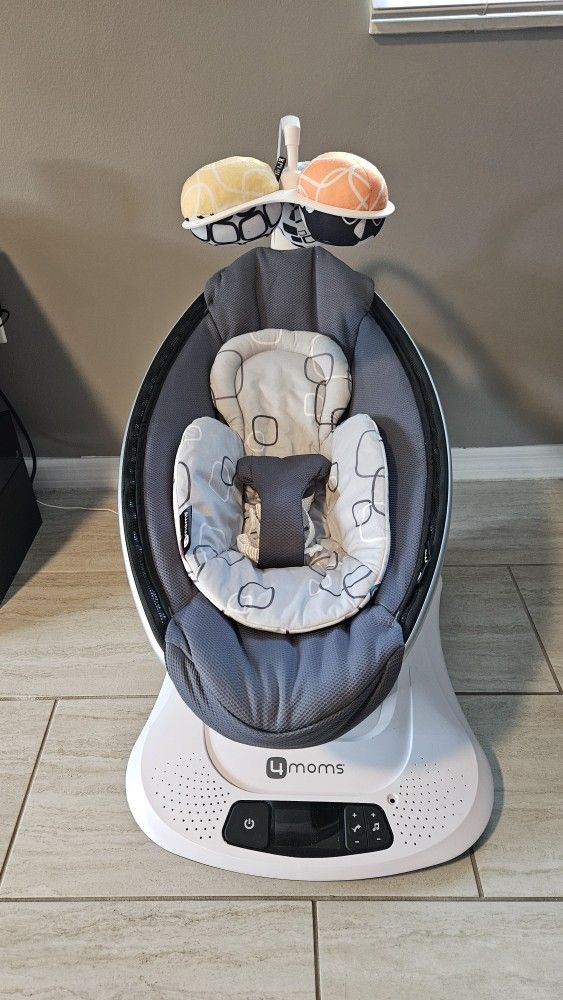 4moms mamaRoo with Newborn Insert - Multi-Motion Baby Swing - Like New Condition