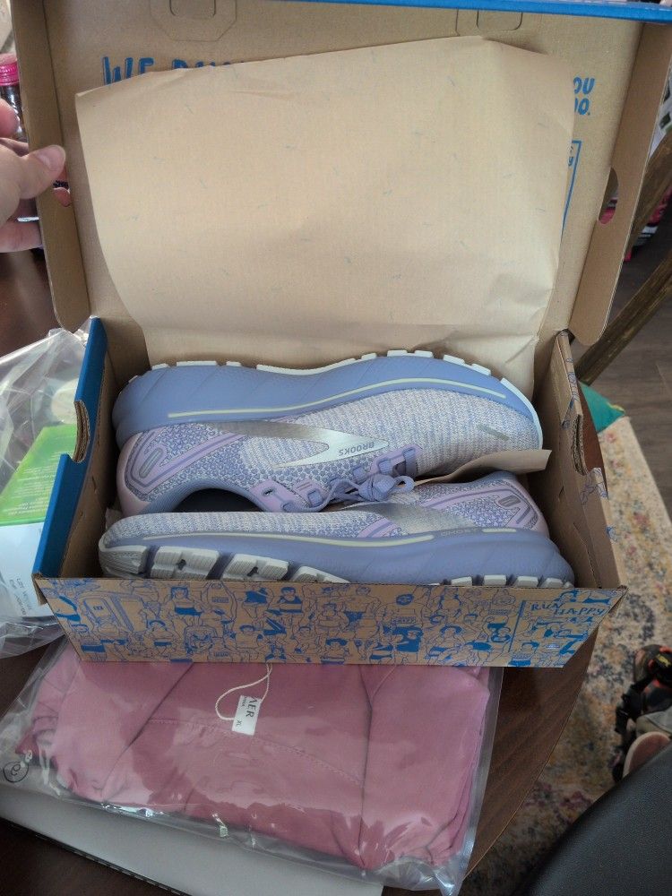 Never Worn Size Women's 8.5 Brooks Shoes