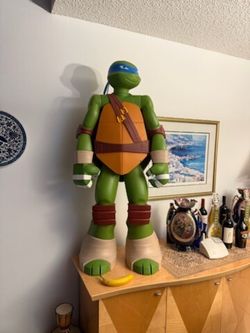 Rare 4’ Colossal Teenage Mutant Ninja Turtle Leonardo 4’ 5” Foot Tall with A backpack that opens for storage for small action figures. Excellent condi