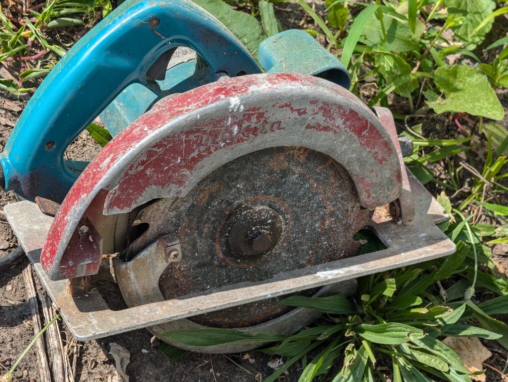 Several Electric Circular Saws, Most With Blades $25 - $15 ea Long Hand Saws $5 ea, Other Types Also
