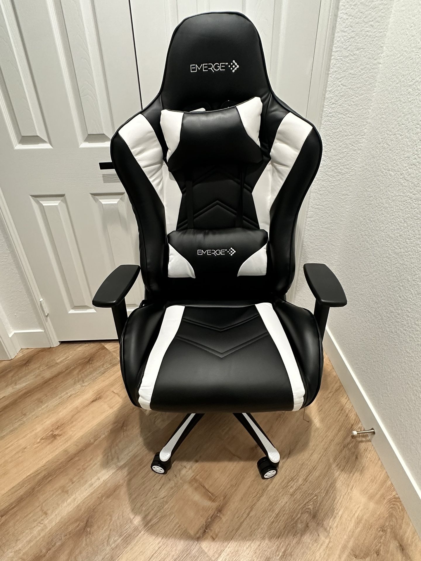 Staples Emerge Vartan Bonded Leather Gaming Chair