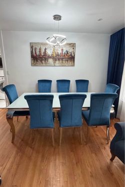 Dining table ( used -like new )