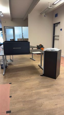 Free desks — 4 available. Pickup in Doral.