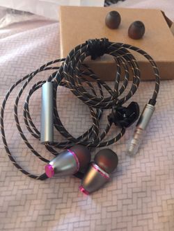 Earbuds iPhone headphones with microphone stereo in ear earphones(brand new)