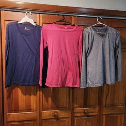 5 Each Size Small Ladies  Carharrt Tops